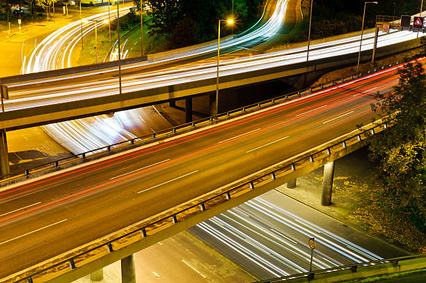 都市高速道路の交差点 - lichtspur ストックフォトと画像