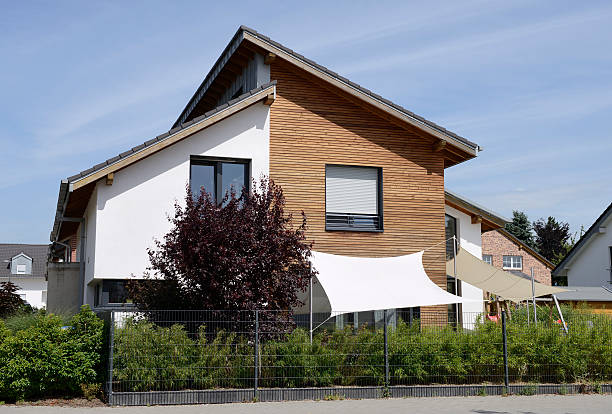 famille moderne maison avec des panneaux en bois de couverture - detached house home interior building exterior outdoors photos et images de collection