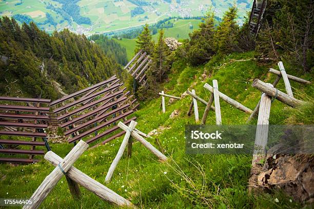 Cerca De Montanha Niesen Suíça - Fotografias de stock e mais imagens de Ao Ar Livre - Ao Ar Livre, Beleza natural, Campo agrícola