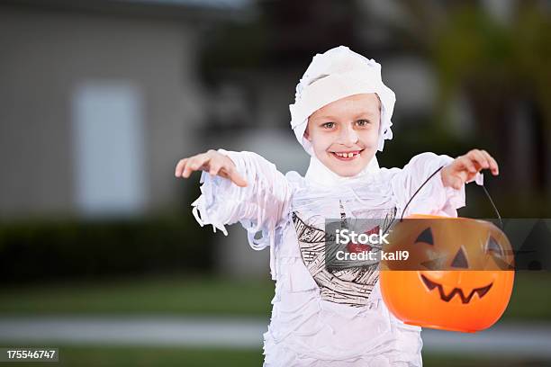 Foto de Garotinho Em Fantasia De Halloween e mais fotos de stock de Mumificado - Mumificado, Criança, Dia das Bruxas