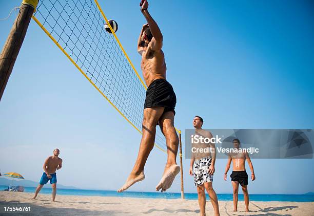 Voleibol De Playa Foto de stock y más banco de imágenes de Vóleibol de playa - Vóleibol de playa, Juego de vóleibol, Pelota de vóleibol