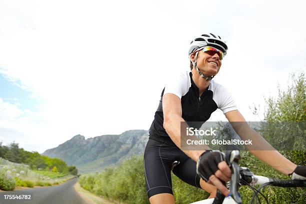 Photo libre de droit de Balades À Vélo Dans La Nature banque d'images et plus d'images libres de droit de Faire du vélo - Faire du vélo, Sourire, Vélo