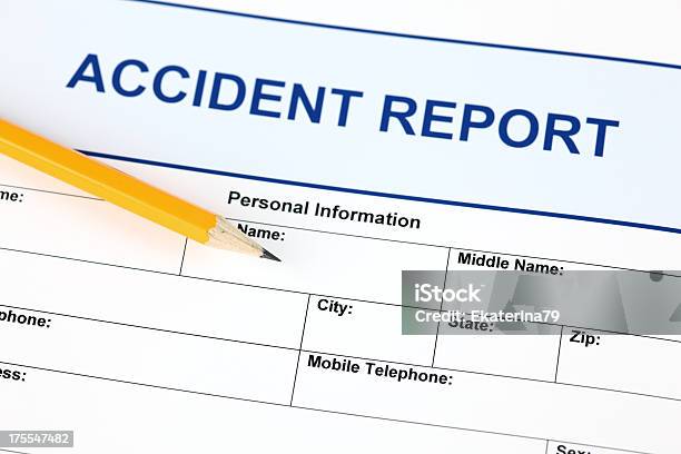 Modulo Di Segnalazione Di Incidenti Con - Fotografie stock e altre immagini di Incidente - Incidente, Rapporto, Assicurazione