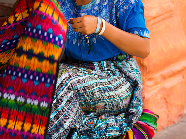 マヤの女性に編みこみ織機 - 西グアテマラ アンティグア ストックフォトと画像