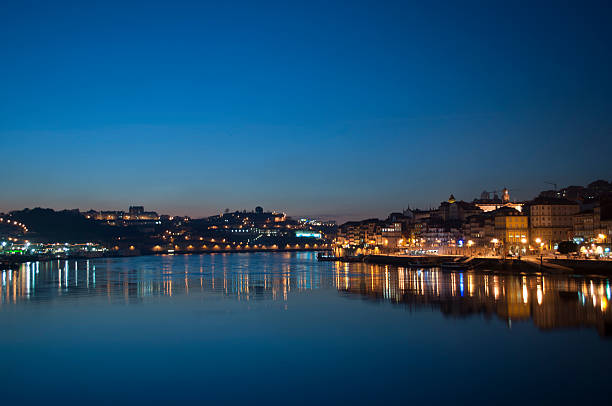 noite no porto - porto portugal bridge international landmark imagens e fotografias de stock
