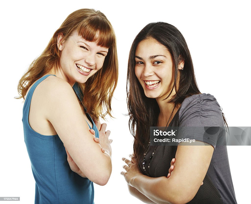 Zwei hübsche junge Frauen lachen zusammen - Lizenzfrei Arme verschränkt Stock-Foto