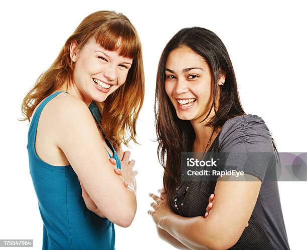 Zwei Hübsche Junge Frauen Lachen Zusammen Stockfoto und mehr Bilder von Arme verschränkt - Arme verschränkt, Attraktive Frau, Blick in die Kamera