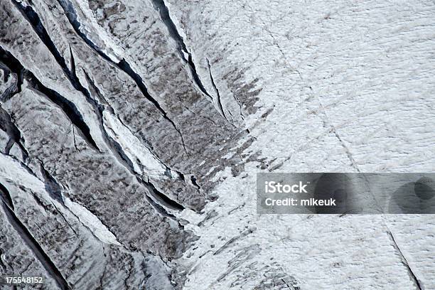 Crevasses Sobre Uma Montanha Glaciar - Fotografias de stock e mais imagens de Alpes Europeus - Alpes Europeus, Crevasse, Fotografia - Imagem