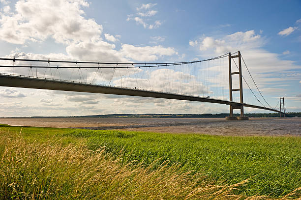 brücke über den fluss humber - humber bridge bridge humber river yorkshire stock-fotos und bilder