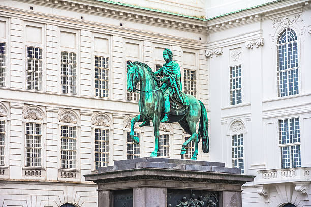 istock statue and State Library House in Vienna 175550086