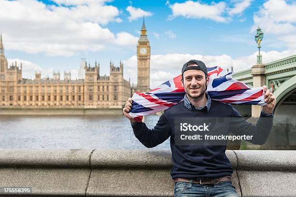 Londra Turistica Contro Big Ben E Il Parlamento - Fotografie stock e altre immagini di Adulto - Adulto, Bandiera, Bandiera del Regno Unito