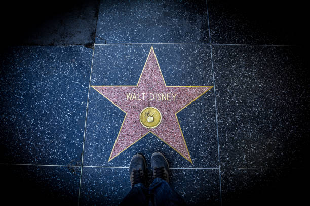 in piedi accanto alla stella di walt disney sulla hollywood walk of fame - los angeles, california - cerimonia degli oscar foto e immagini stock