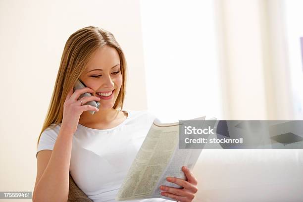 행복한 어린 소녀 쥠 매거진 토킹 휴대폰 무선 전화에 대한 스톡 사진 및 기타 이미지 - 무선 전화, 읽기, 잡지