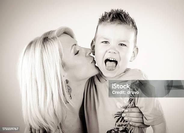 Foto de Feliz Mãe E Filho e mais fotos de stock de 25-30 Anos - 25-30 Anos, 6-7 Anos, Adulto