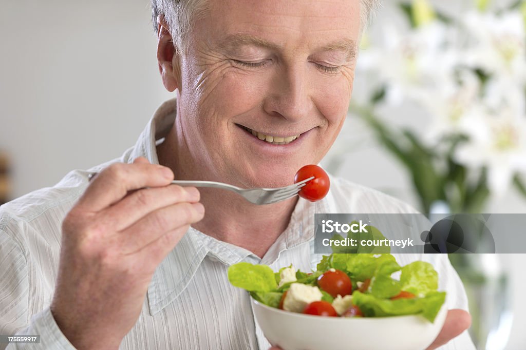幸せ��な成熟した男性のサラダ食事 - クローズアップのロイヤリティフリーストックフォト
