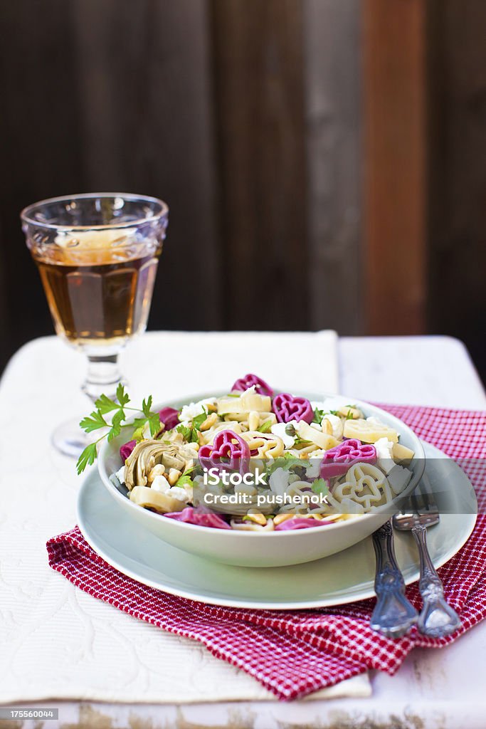 En forma de corazón rojo y blanco con artichokes pasta - Foto de stock de Aceite para cocinar libre de derechos