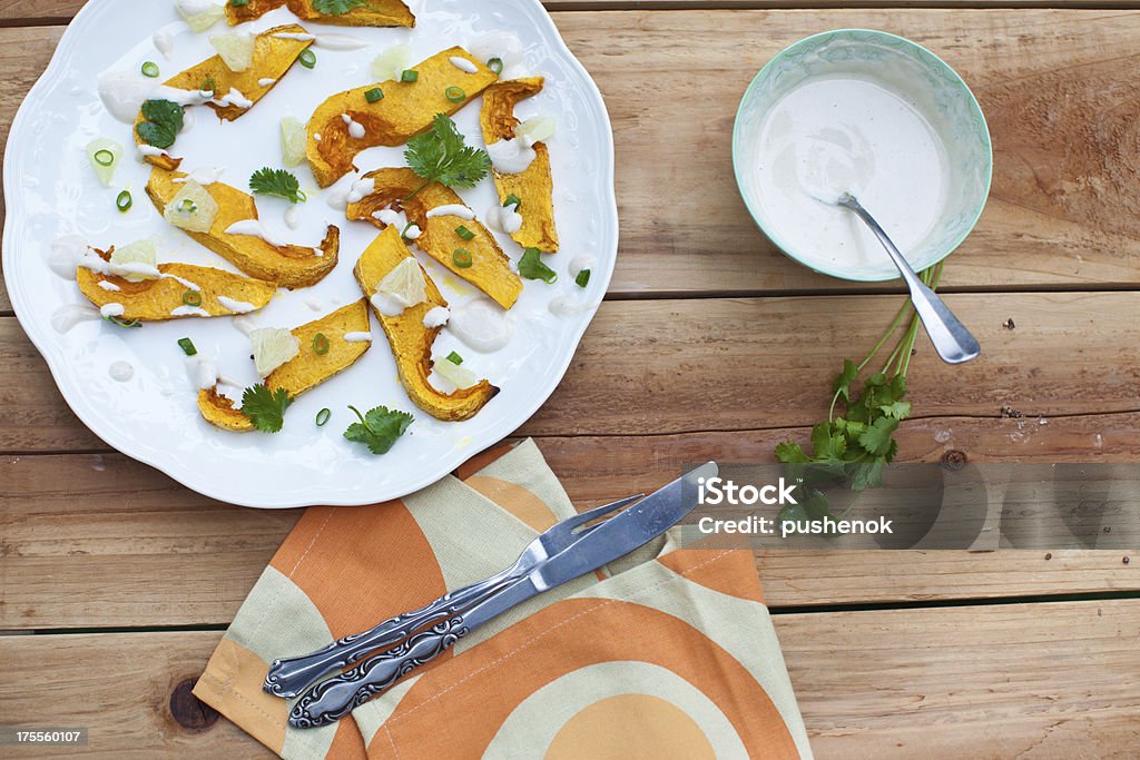 Calabaza vinatera ensalada recién horneados con cilantro, lima y cebolla verde - Foto de stock de Al horno libre de derechos