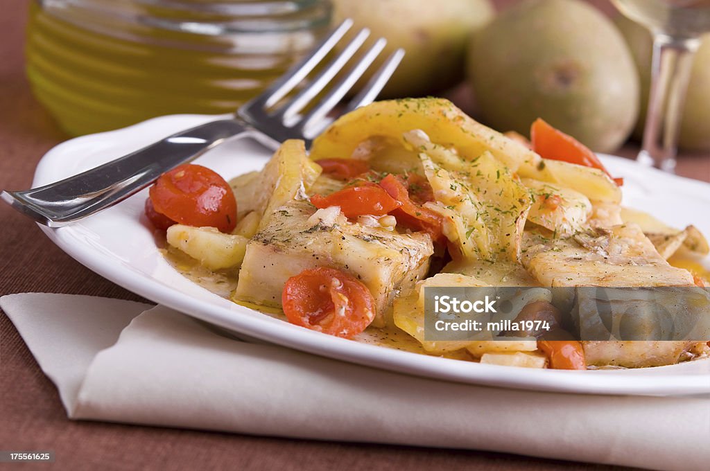 Pescado, tomates cherry y papas. - Foto de stock de Abadejo libre de derechos