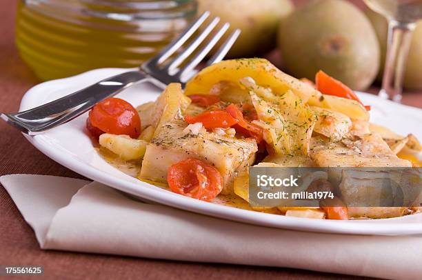 Pescado Tomates Cherry Y Papas Foto de stock y más banco de imágenes de Abadejo - Abadejo, Aceite de oliva, Aceite para cocinar