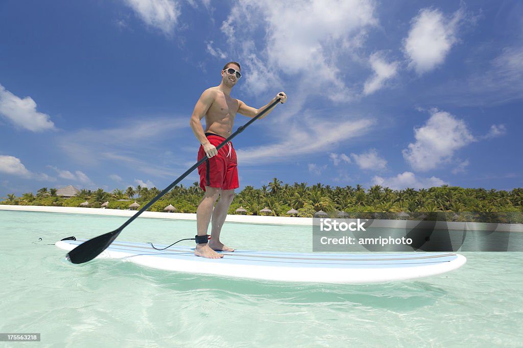 Muskuläre Mann stand-up-paddling - Lizenzfrei Aktivitäten und Sport Stock-Foto