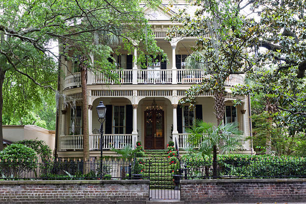 klasyczny dom w historic savannah, georgia - southern mansion zdjęcia i obrazy z banku zdjęć