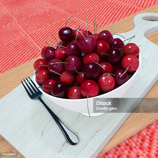 Bacche Di Ciliegio - Fotografie stock e altre immagini di Alimentazione sana - Alimentazione sana, Bianco, Brillante