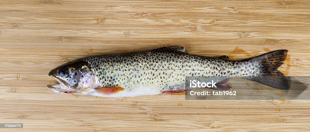 Fresca Wild trote in legno di bambù naturale - Foto stock royalty-free di Acqua dolce