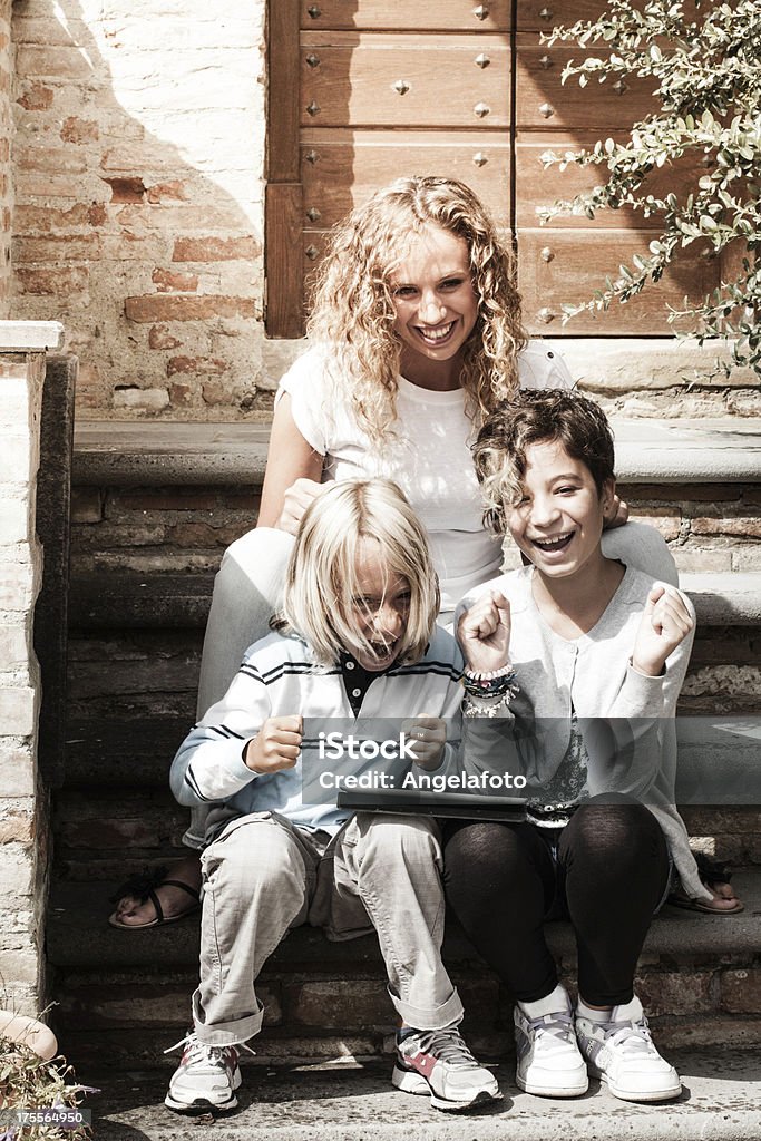 Junge Frau und Kinder mit Tablet PC - Lizenzfrei Tablet PC Stock-Foto