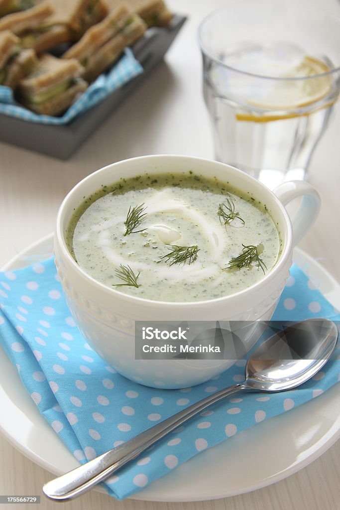 Froids, Soupe de concombre avec de l'aneth, des yaourts et sandwiches - Photo de Aliment libre de droits