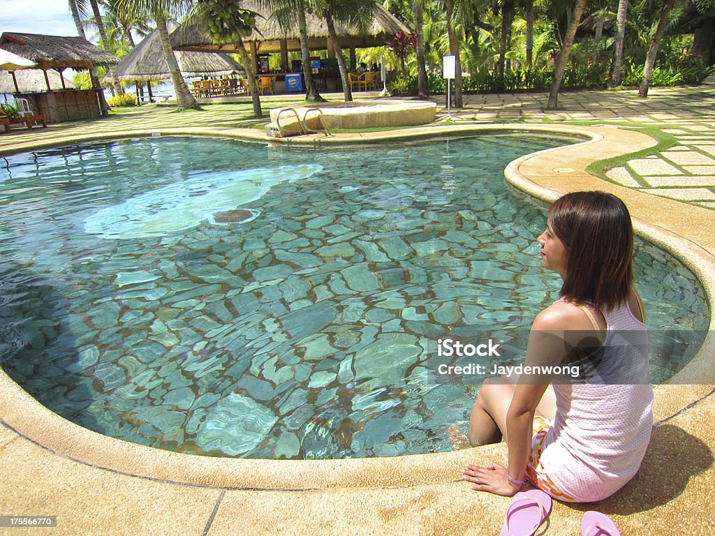 Jeune fille assise près de la piscine - Photo de Activité de loisirs libre de droits