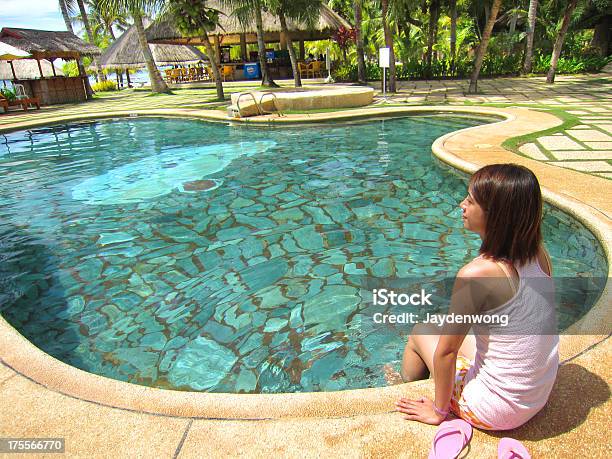 Menina Sentada Perto Da Piscina - Fotografias de stock e mais imagens de Adulto - Adulto, Amarelo, Atividade Recreativa