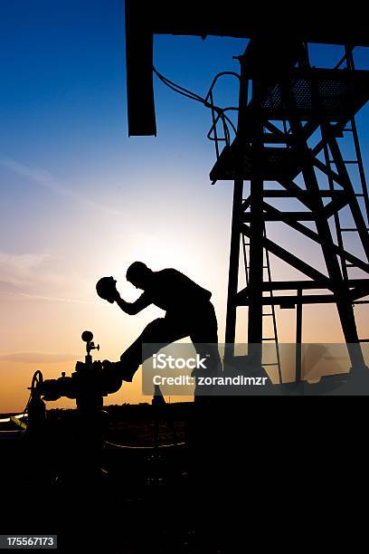 Operário Petrolífero Silhueta - Fotografias de stock e mais imagens de Abastecer - Abastecer, Azul, Bomba Petrolífera