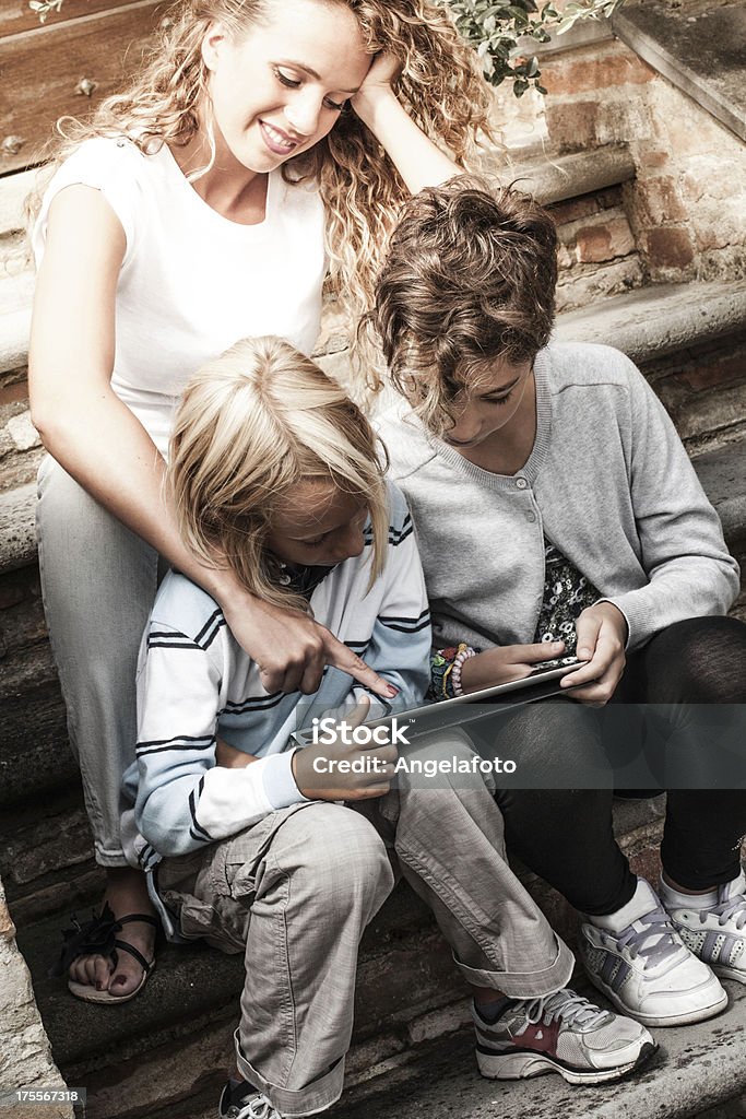 Jovem mulher usando o Tablet PC e crianças - Foto de stock de 14-15 Anos royalty-free