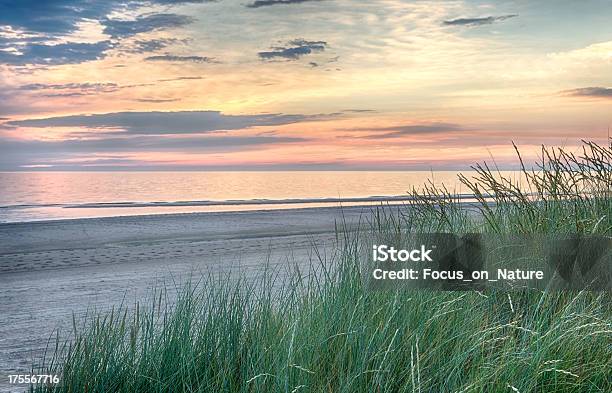 Mare Dune Di Sabbia E - Fotografie stock e altre immagini di Ambientazione esterna - Ambientazione esterna, Ambientazione tranquilla, Bellezza naturale