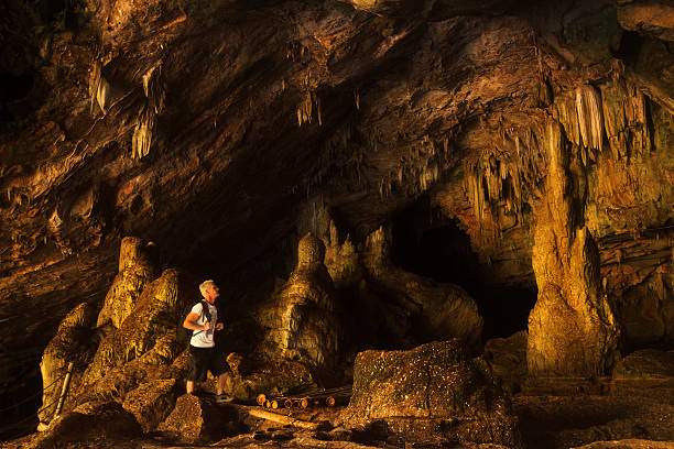 Hombre en cave en Tailandia - foto de stock