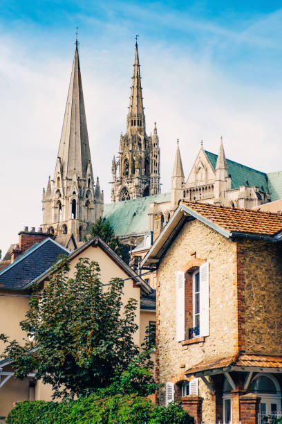 cattedrale di chartres, francia - medieval autumn cathedral vertical foto e immagini stock