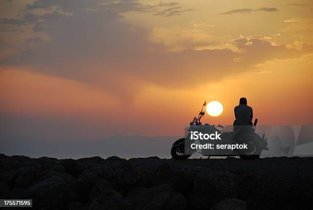 La Libertà E La Solitudine 3 - Fotografie stock e altre immagini di Motocicletta - Motocicletta, Viaggio in macchina, Sagoma - Controluce