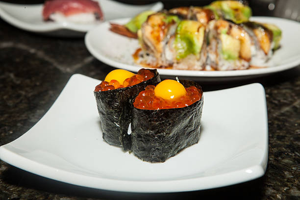 sushi - wachtelei stock-fotos und bilder