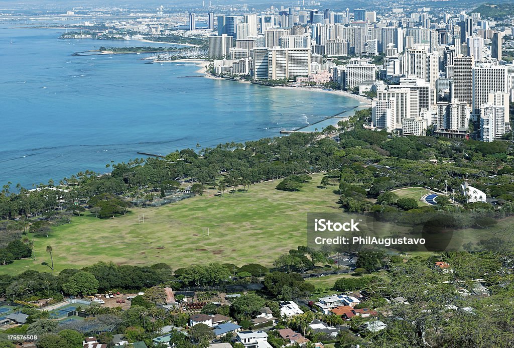 El Parque Kapiolani y la playa de Waikiki en Diamond Head lookout en Oahu - Foto de stock de Agua libre de derechos