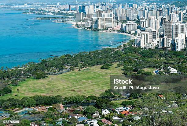 Photo libre de droit de Le Kapiolani Park Et Waikiki Et De Diamond Head Lookout À Oahu banque d'images et plus d'images libres de droit de Arbre