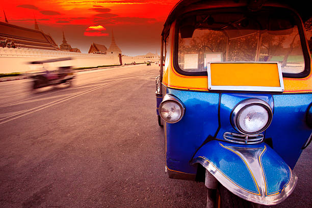 tuktuk 차량 기호까지 태국 - bangkok thailand rickshaw grand palace 뉴스 사진 이미지