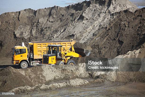 Dump Truck Stockfoto und mehr Bilder von Kipplaster - Kipplaster, Aktivitäten und Sport, Anhöhe