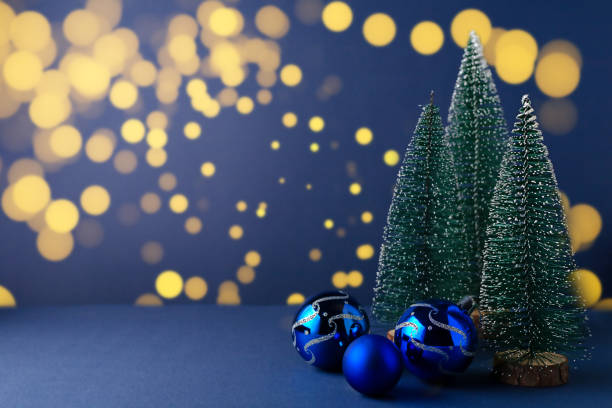palline di natale, albero di natale e neve. sfondo natalizio. - deco decoration christmas christmas tree foto e immagini stock