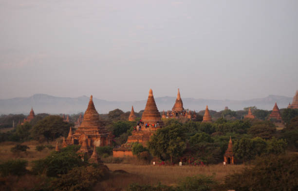 остальные туристы. - burmese culture myanmar pagoda dusk стоковые фото и изображения