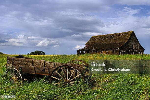 Foto de Prairie Paisagem e mais fotos de stock de Carroça Coberta - Carroça Coberta, Manitoba, Abandonado