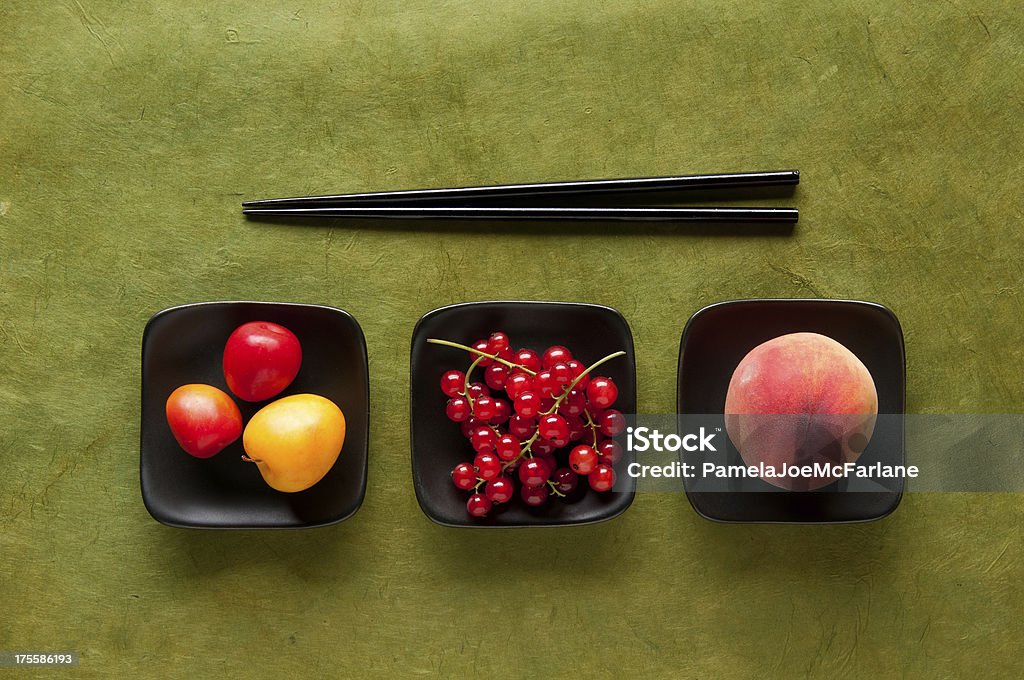 Chopstick sfida, asiatica, ribes rosso bordeaux & pesca - Foto stock royalty-free di Abilità