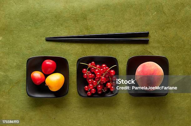 Chopstick Desafio Asiático Ameixas Vermelho Groselhas Pêssego - Fotografias de stock e mais imagens de Adversidade