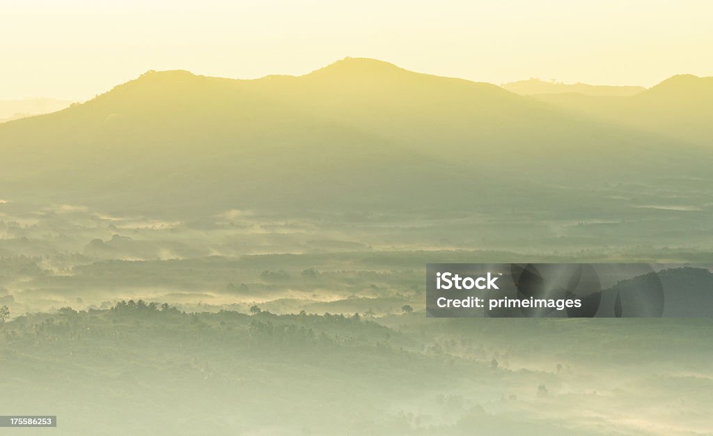 Belo nascer do sol Montanhas em dia nublado. - Royalty-free Acidente Natural Foto de stock