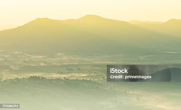 Belo Nascer Do Sol Montanhas Em Dia Nublado - Fotografias de stock e mais imagens de Acidente Natural - Acidente Natural, Admirar a Vista, Ajardinado