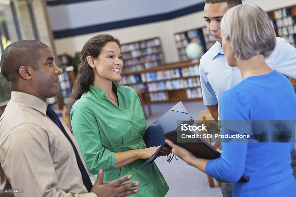 Várias pessoas de negócios a discutir alguma coisa com colegas de trabalho profissional - Royalty-free Adulto Foto de stock